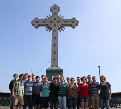 A group photo beside the giant cross at the Cerro San Cristóbal.