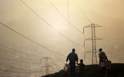 A family fleeing the violence of the Shining Path war arrives in Lima. 