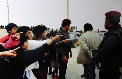 Residents of Villa El Salvador, a district in Lima, accuse an alleged member of the Shining Path during a "civic action" organized by the army.